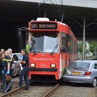 Auto botst met tramlijn 1 op de Delftweg