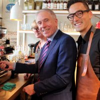 Wethouder Van Hemert zet bij Barista Café zijn eigen koffie