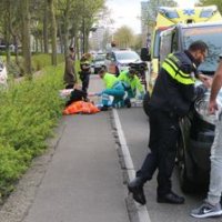 Scooterrijder klapt tegen busje