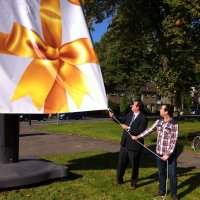 Wethouder Van der Meij onthult informatie bord rioolrenovatie