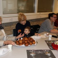 Wethouder Borsboom eet een oliebol mee