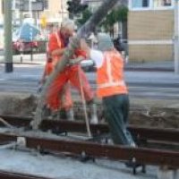 Beton storten onder de tramrails