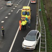 Auto tegen vangrail