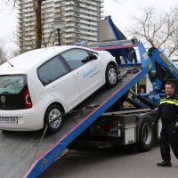 Politie voert gestolen auto af