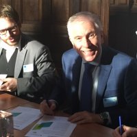 Wethouder René van Hemert tekent Retaildeal met minister Kamp