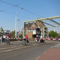 Geestbrug wordt natgehouden tegen uitzetting door hitte