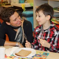 Wethouder Nicole Dierdorp bij schoolontbijt Het Zonnelicht