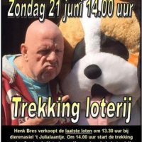 Henk Bres doet trekking loterij asiel Julialaantje