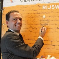 Eerste anjer voor Rijswijkse veteranen is van burgemeester Bezuijen