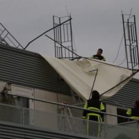 Brandweer Rijswijk haalt partytent van dak