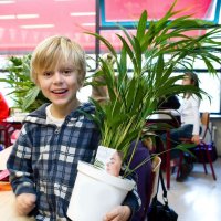 Help door brand gedupeerde schoolkinderen aan nieuwe planten