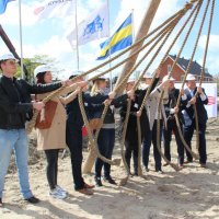 Toekomstige bewoners helpen met heien van eerste paal