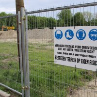 Riolering voor bouw AZC de grond in