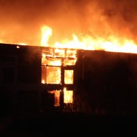 Woningen ontruimd na uitslaande brand sportzaal P. van Vlietlaan