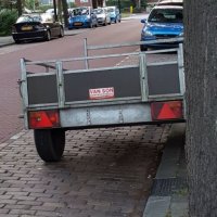 Karretje op stoep