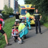 Wielrenners en scooter raken elkaar op Rijswijkse Plaspoelpolderpad