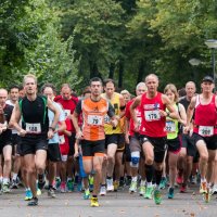 Michel Bezuijen, zonder ambtsketting, aan start hardloopwedstrijd