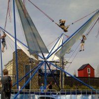 Springen en jumpen in winkelcentrum