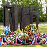 Burgemeester legt krans bij herdenking op Ypenburg