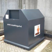 Metaal en drinkpakken kunnen in de container