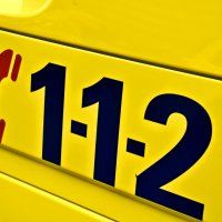 Fietser knalt frontaal op auto