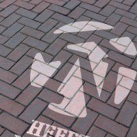 Vreemde tekens op de stoep.. zaterdag blijkt waarom