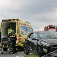 Auto tegen vangrail op N470