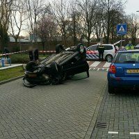 Tegen lantarenpaal: auto over de kop