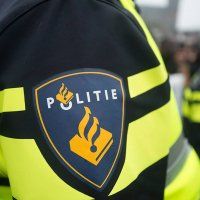 Politie bij man die ruit kapot slaat