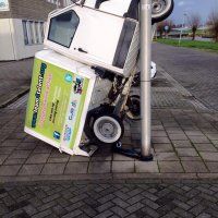 Vandalen zetten busje Team4Talent rechtop
