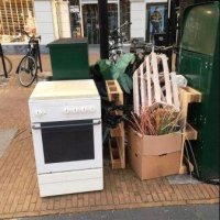 Complete inboedel op trottoir van Herenstraat