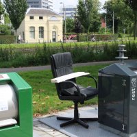 Wie zet op zondag een stoel bij de afvalcontainer