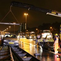 Auto zit muurvast op de vangrail