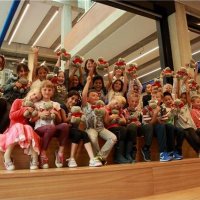Groep 4b van De Piramide krijgt knuffels