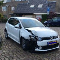 Auto gedumpt in Arnoldsenstraat na omver rijden stoplicht en paaltje