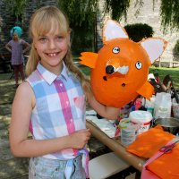 Kinderen maken prachtige dierenmaskers in de museumtuin