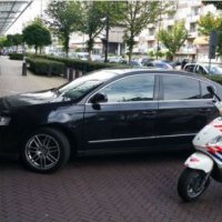 Wijkagent Uzi O actief in winkelcentrum In de Bogaard