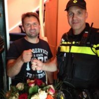 Kordate redder van jongetje krijgt bloemen