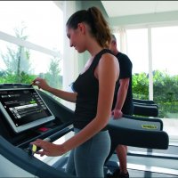 Wethouder Van Hemert op Technogym aparatuur