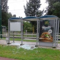Glas van halte hokje weer kapot