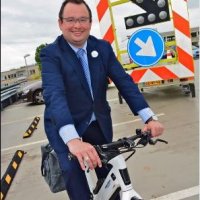 Wethouder  Ronald van der Meij op de electrische fiets