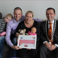 Burgemeester Bezuijen met knuffelbeer op kraamvisite