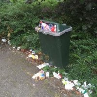 Wie doet er wat aan troep op straat