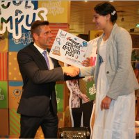 Kids krijgen Schoolspullenpas van wethouder Björn Lugthart