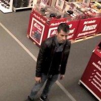 Dief gestolen telefoon Mediamarkt Rijswijk op video