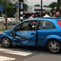 Zwarte Opel Astra rijdt door na aanrijding