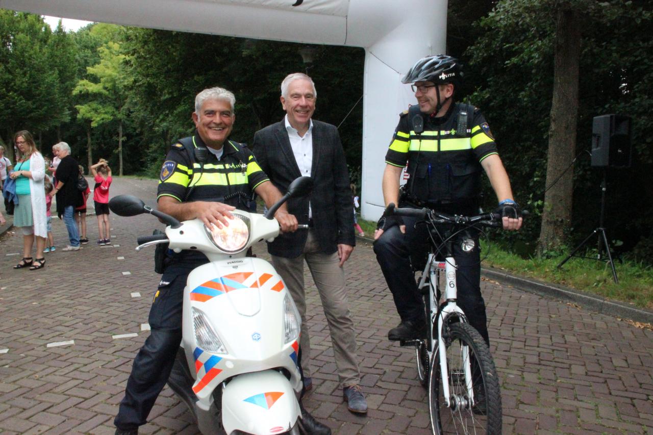 Leuke reacties op wijkagenten op de scooter