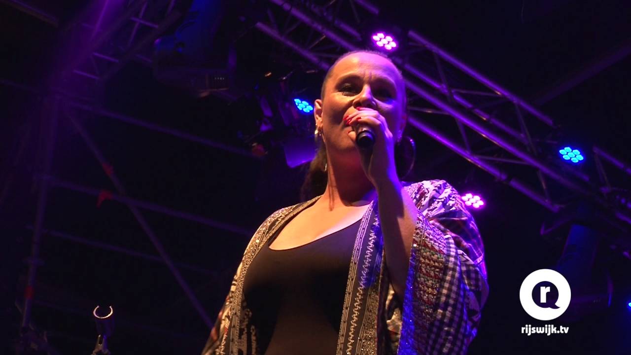 Trijntje Oosterhuis op Strandwalfestival