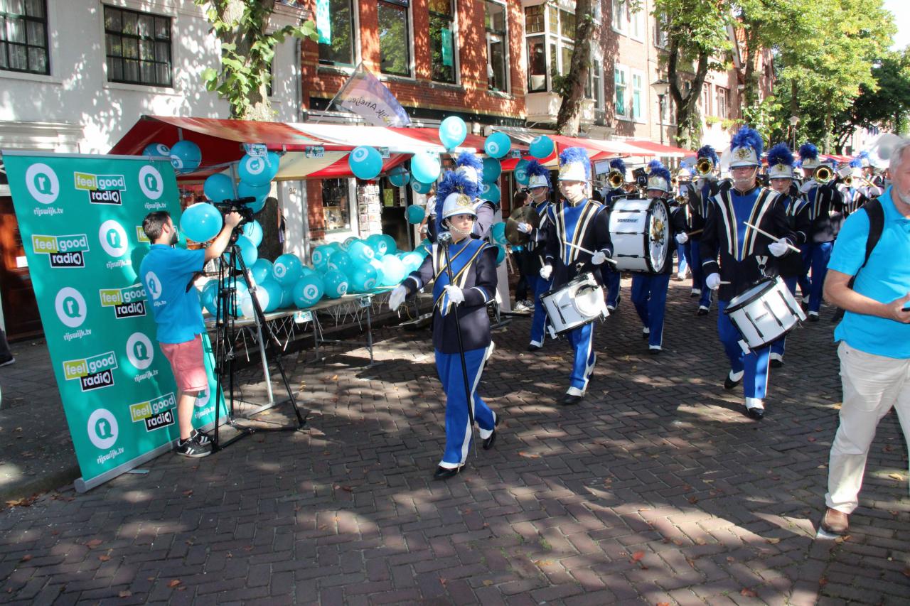 Nicole leest voor, geholpen met gebaren