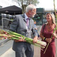 Vierdaagselopers gehuldigd op Raadhuisplein